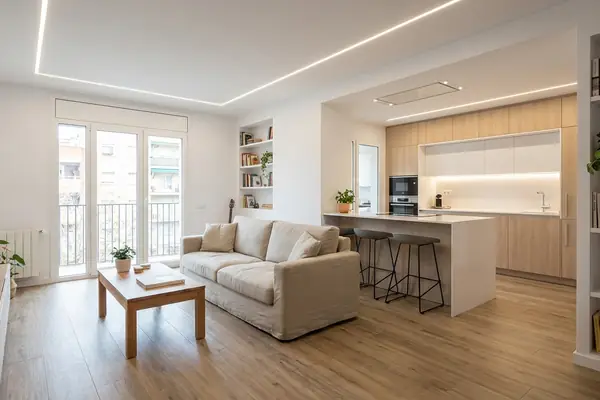 Salón reformado con diseño moderno en Parets del Vallès